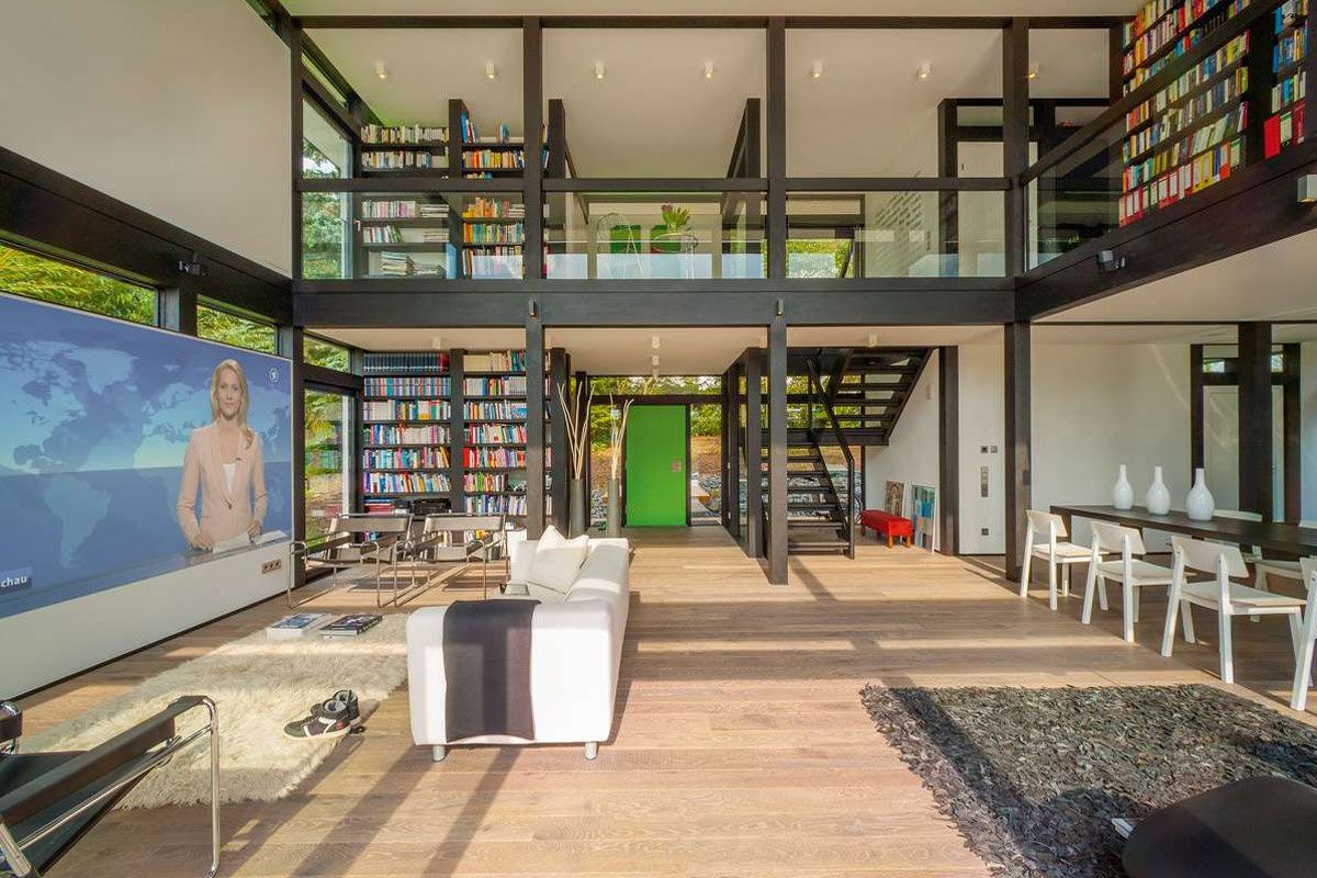 Offener Wohnbereich mit Galerie im Obergeschoss
