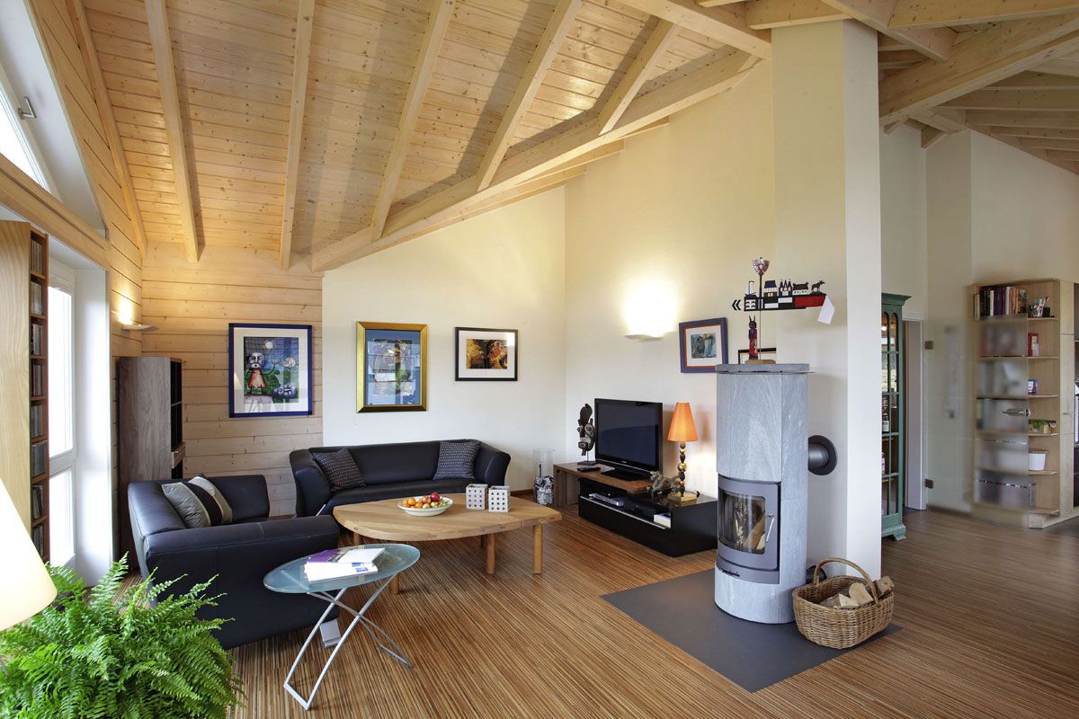 Heller Wohnbereich in Holzoptik mit Kamin