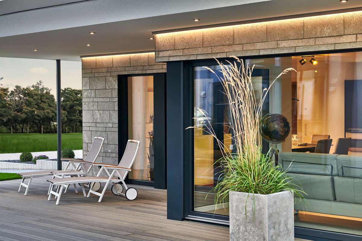 Wohnzimmer mit bodentiefen Fenstern und großer Terrasse