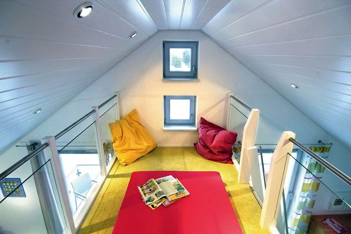 Galerie mit Leseecke unter dem Dach