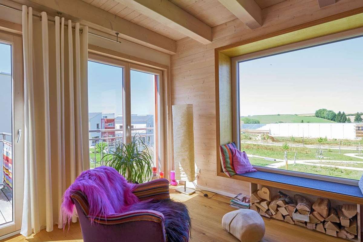 Heller Wohnbereich in Holzoptik mit gemütlicher Sitzbank am Fenster
