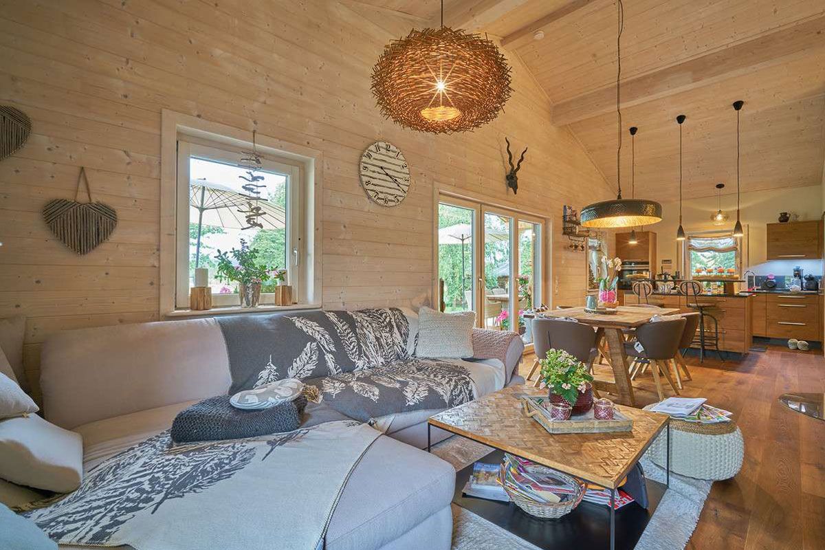 Wohnzimmer mit mit Einrichtung aus Holz