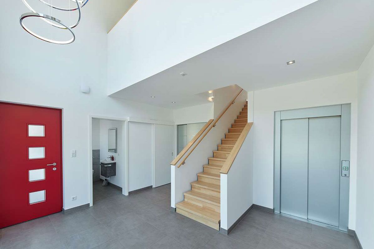 Barrierefreier Flur mit Treppe und Aufzug