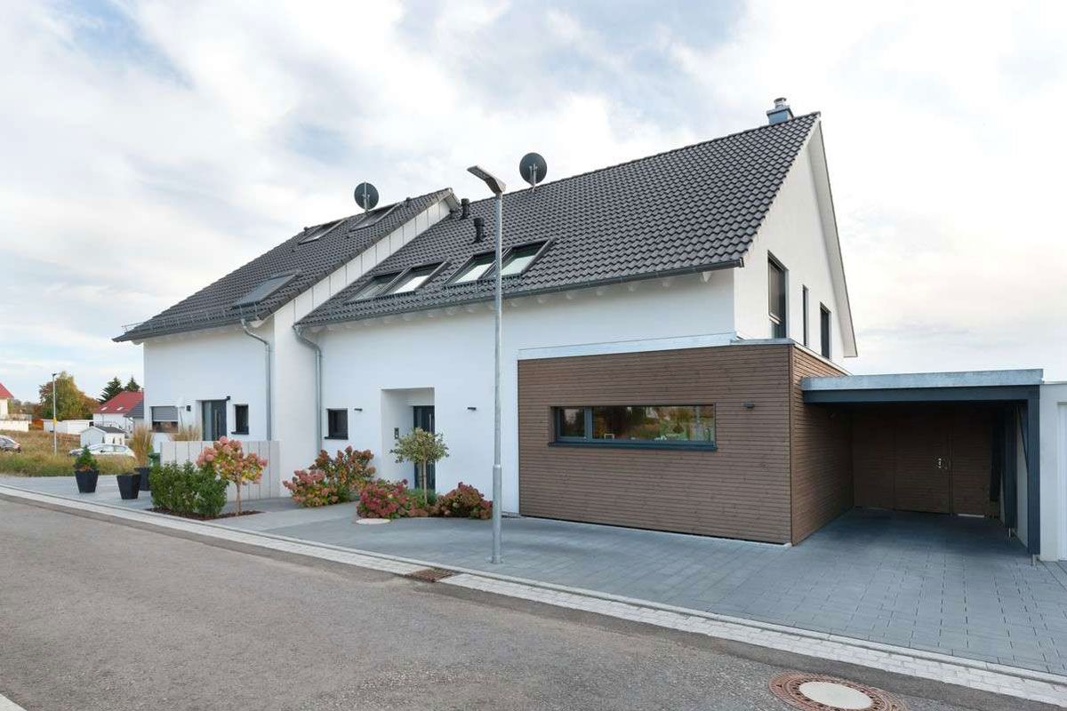 Modernes Doppelhaus mit Carport
