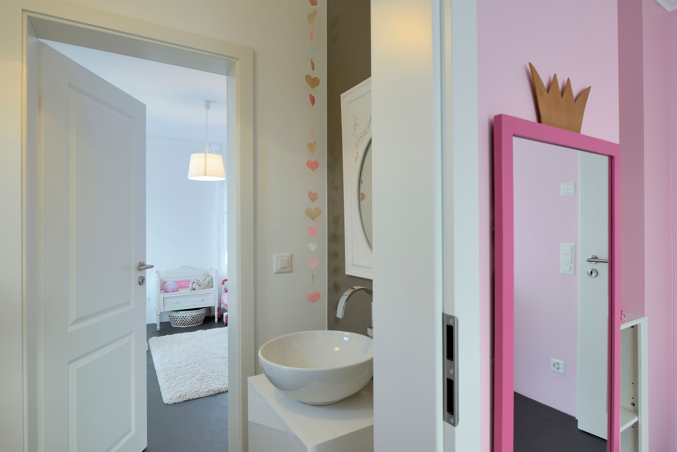 Kompaktes Kinderbadezimmer als Durchgangszimmer