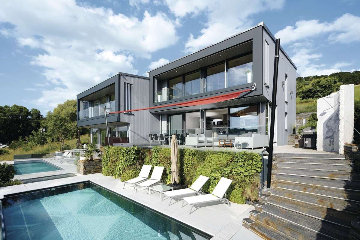Modernes Fertighaus mit Garten und Pool