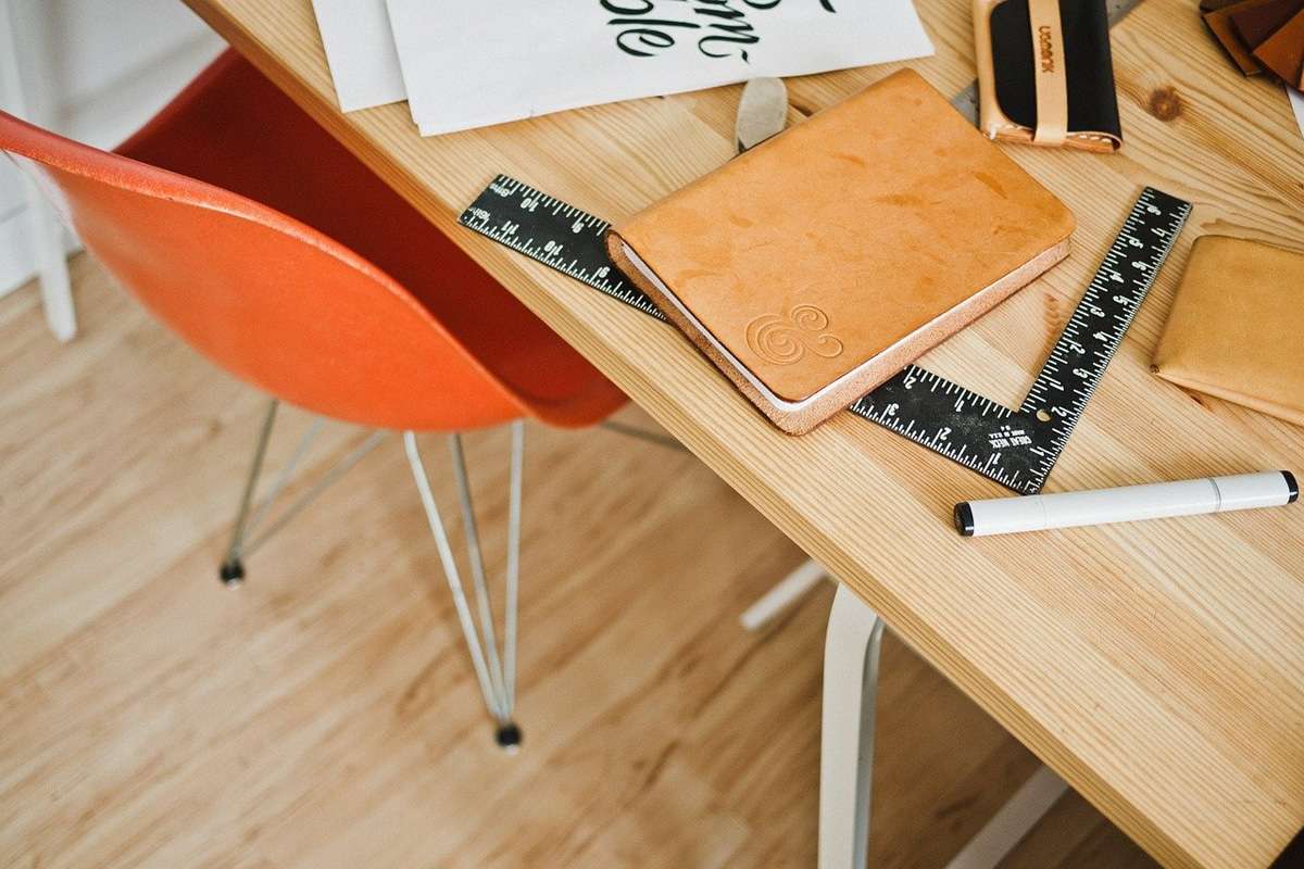 Arbeitsplatz mit unterschiedlichen Utensilien
