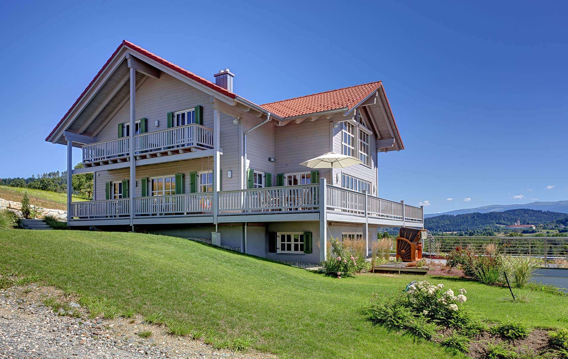 Modernes Landhaus in Hanglage mit großem Garten