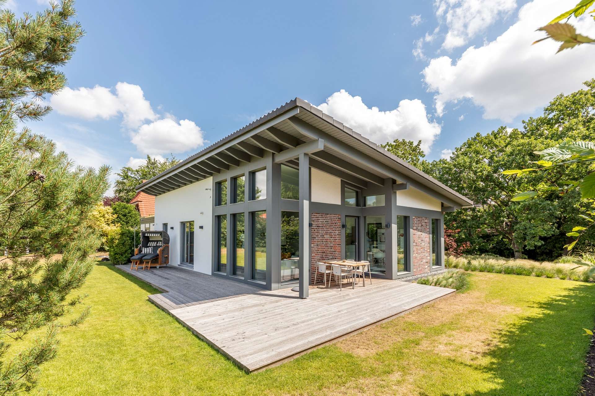 Modernes Einfamilienhaus mit Pultdach und großer Terrasse