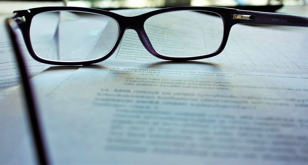 Brille liegt auf einigen Dokumenten