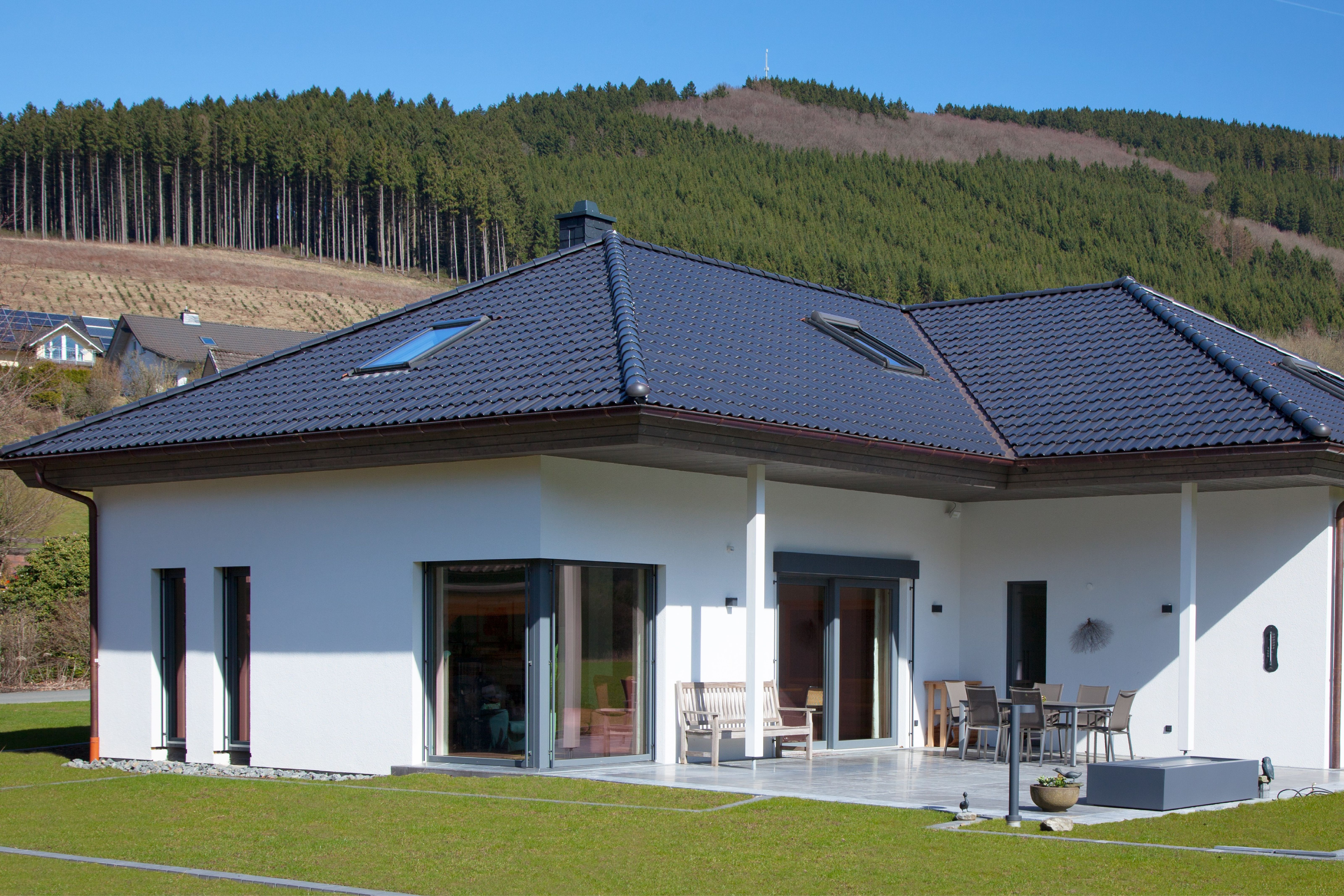 Ein Bungalow mit Holzakzenten 2.jpg