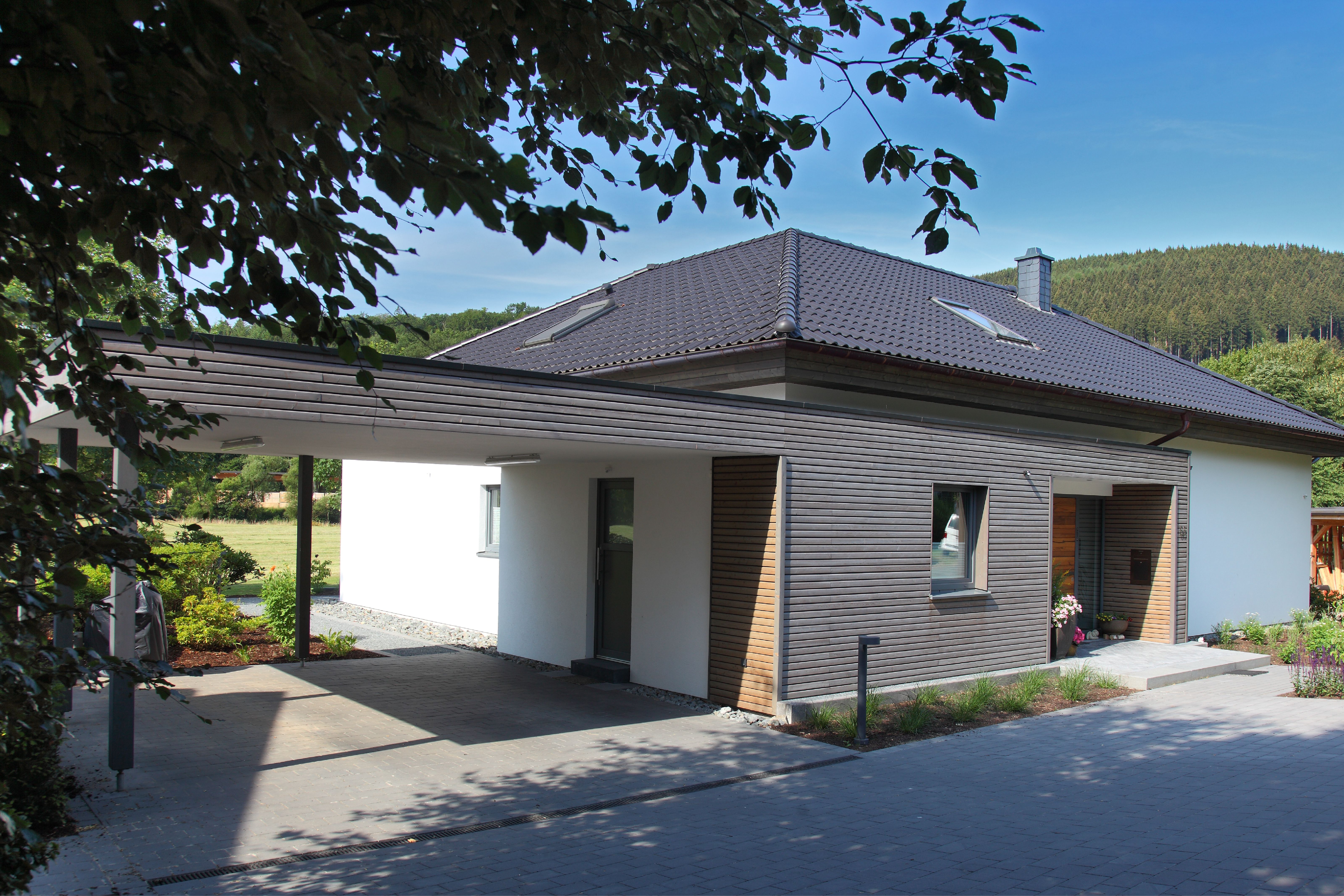 Ein Bungalow mit Holzakzenten 4.jpg