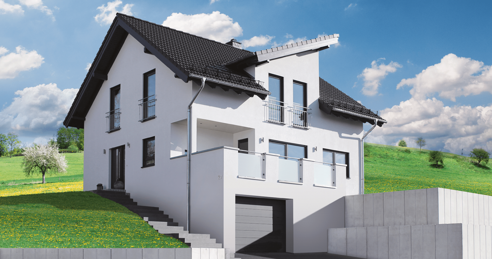 Fertighaus am Hang mit Satteldach, Putzfassade und Garage