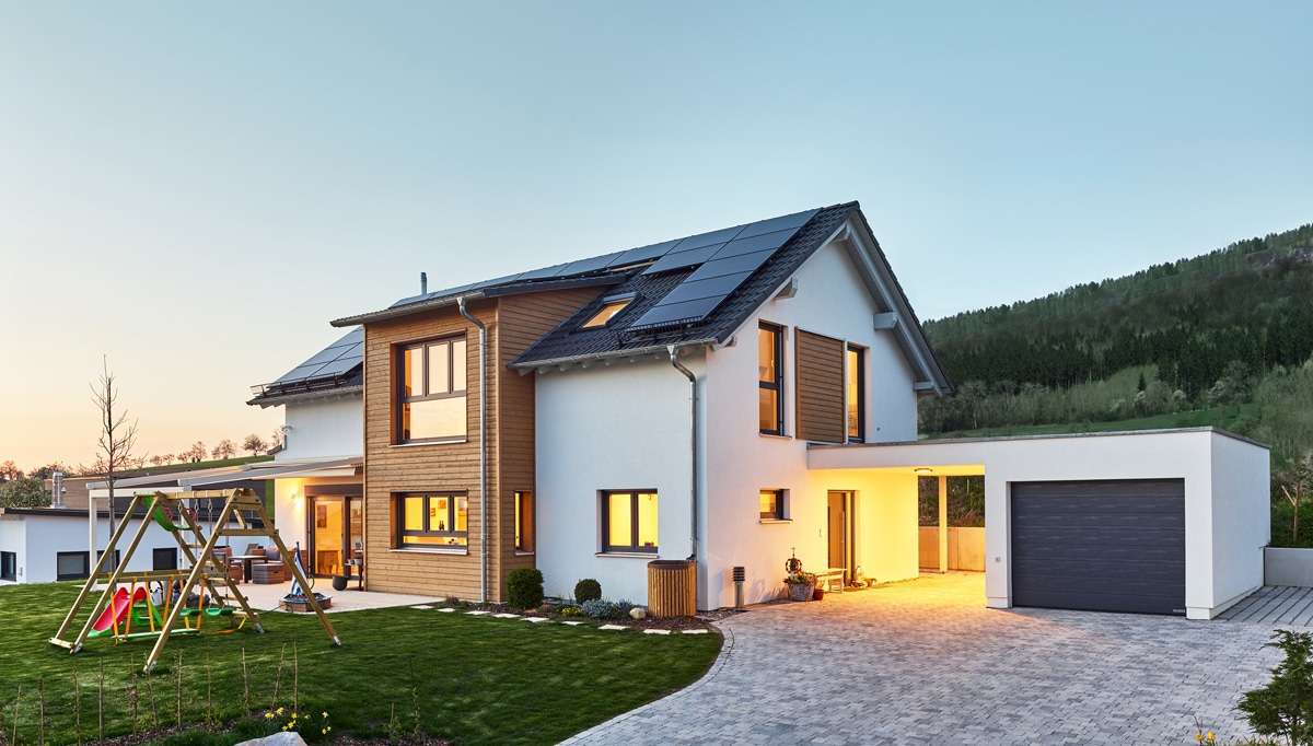 Modernes Fertighaus mit Satteldach, Zwerchhaus und Garage
