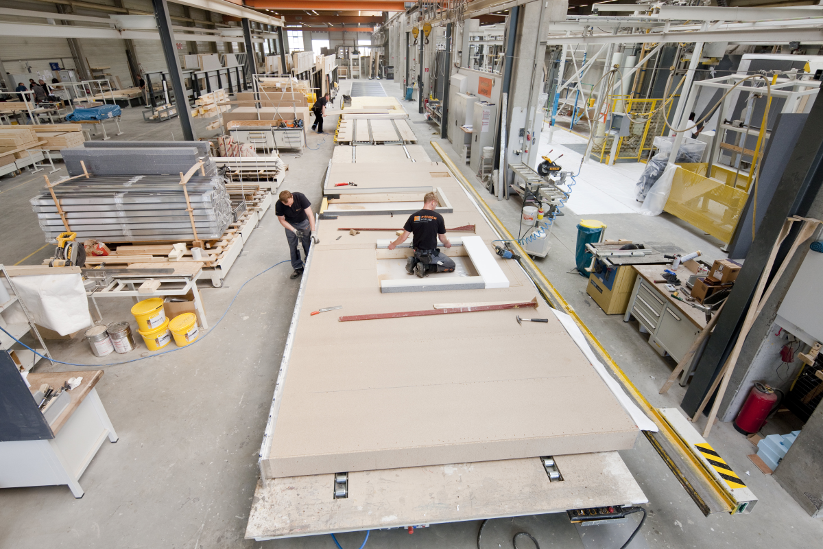 Produktion eines Fertighauses im Werk