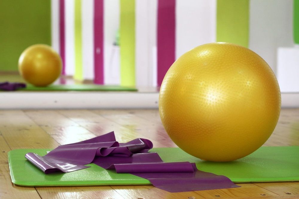 Yogamatte, Gymnastikball und Widerstandsbnder