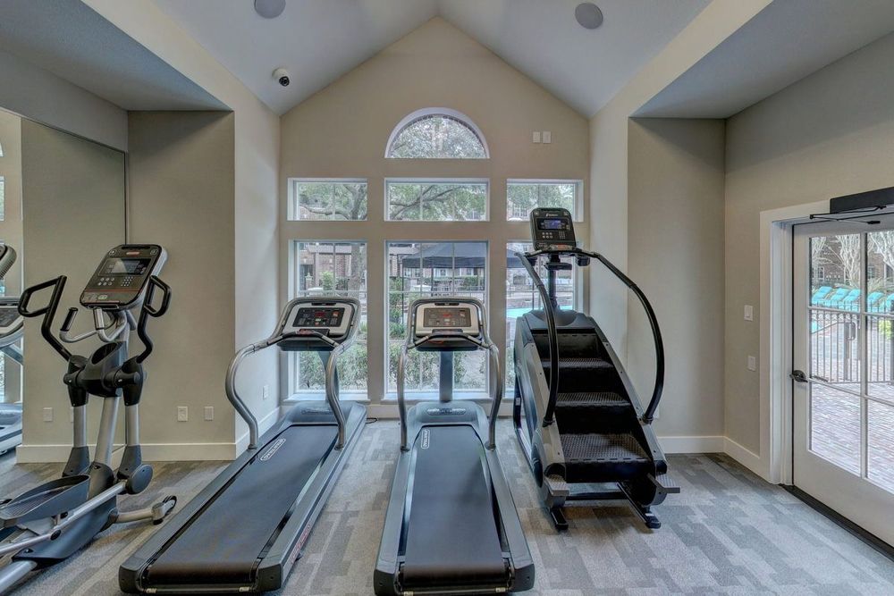 Fitnessraum für Zuhause mit verschiedenen Cardio-Geräten