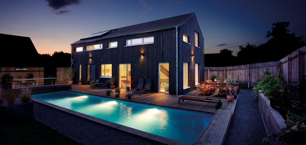 Modernes Fertighaus mit Holzterrasse und Pool