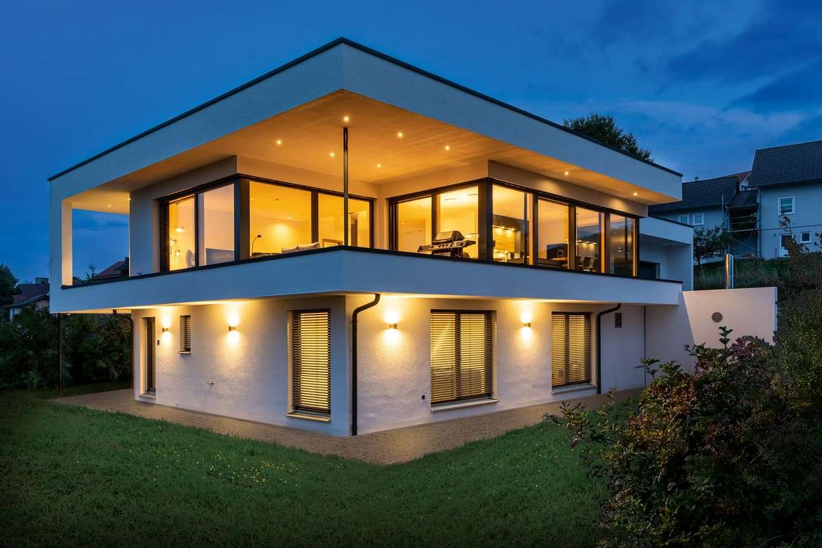 Modernes Fertighaus mit großzügigem Balkon