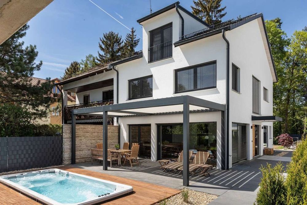Einfamilienhaus mit Zwerchgiebel und Terrassenüberdachung dank Pergola
