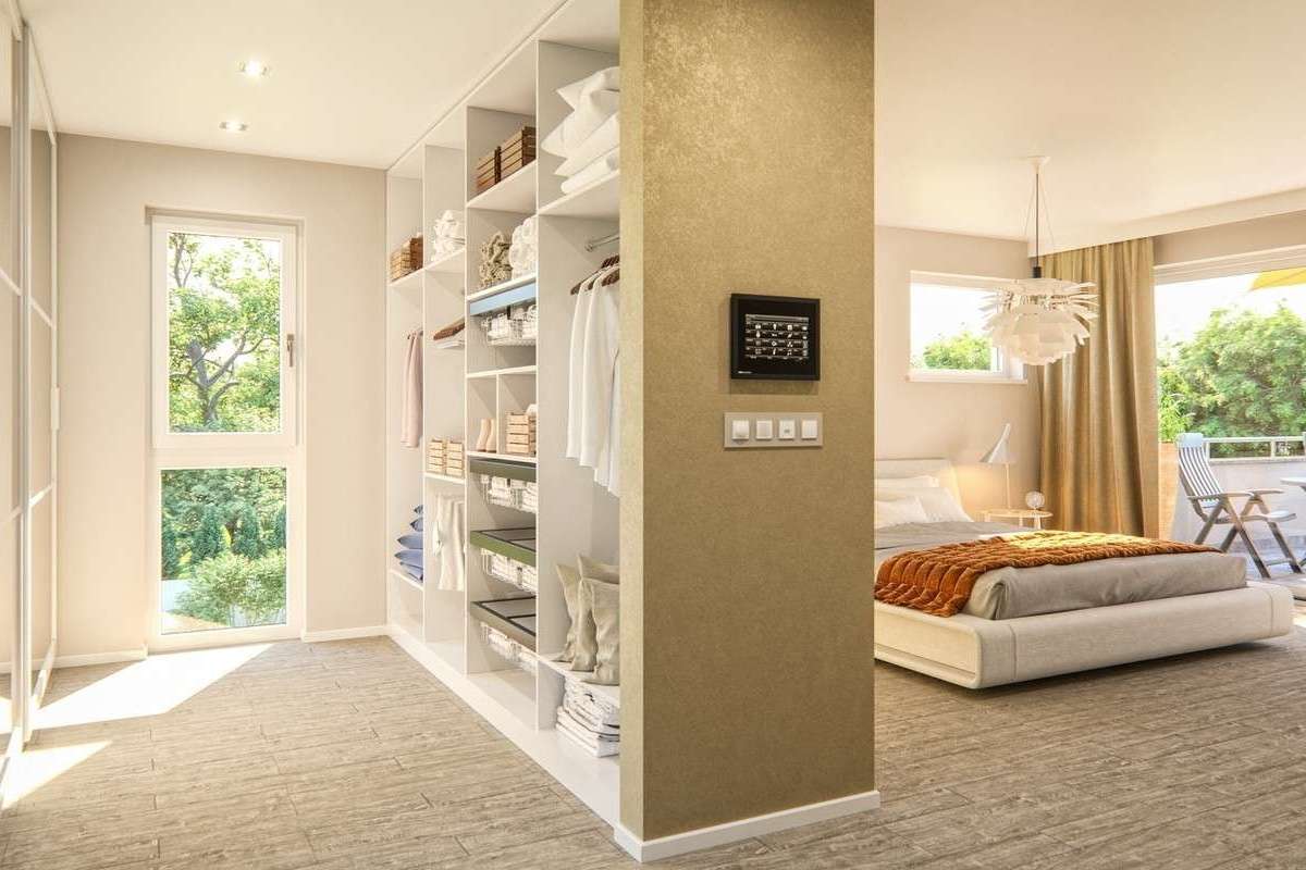 Schlafzimmer mit begehbarem Kleiderschrank