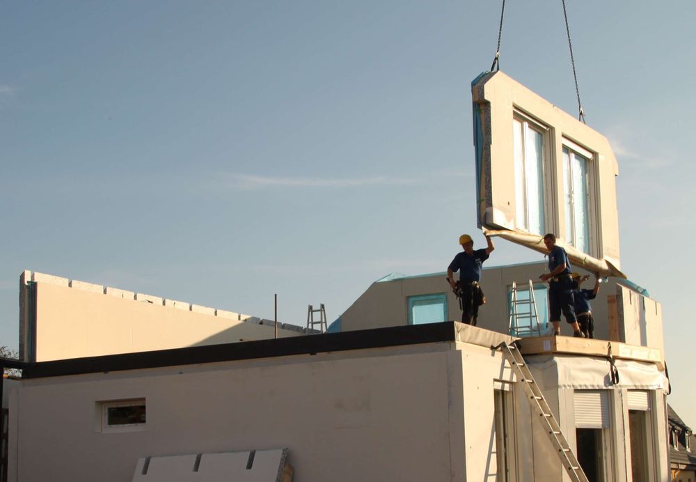 Montage eines Fertighauses auf der Baustelle