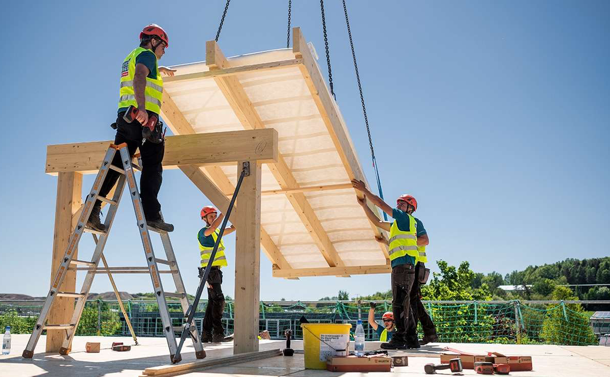 Montage eines Fertighauses auf der Baustelle