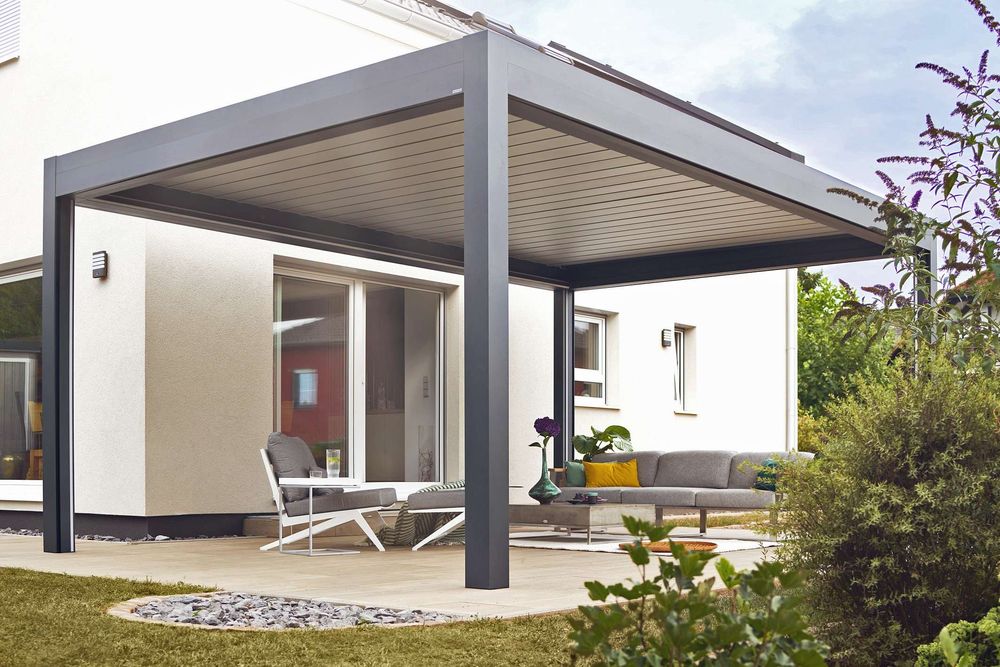 Große Terrasse mit gemütlichem Sitzplatz und Lamellenüberdachung