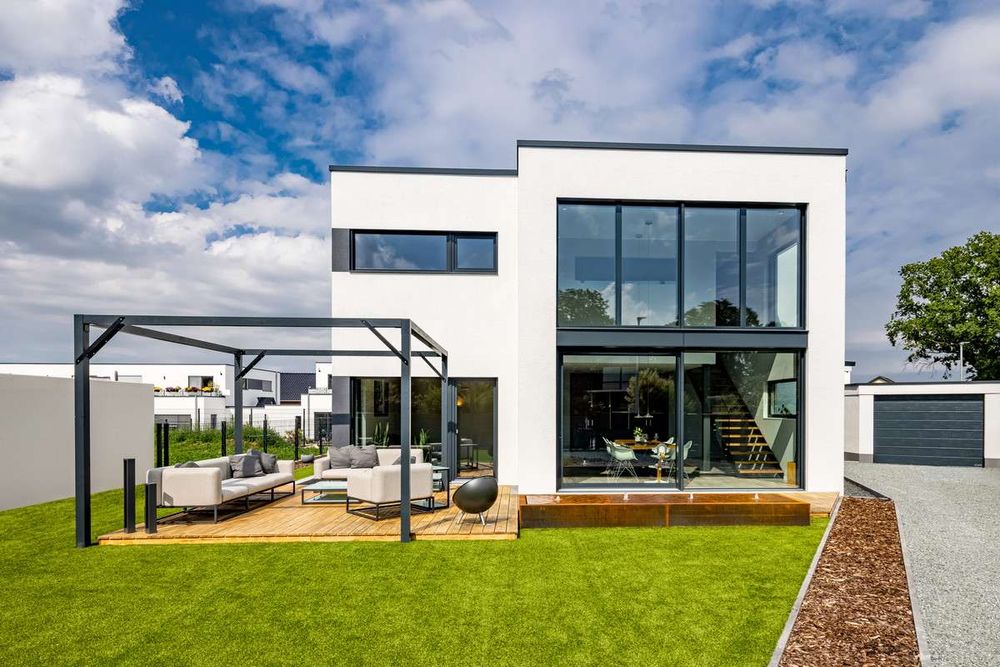 Modernes Kubushaus mit großer Terrasse mit Pergola