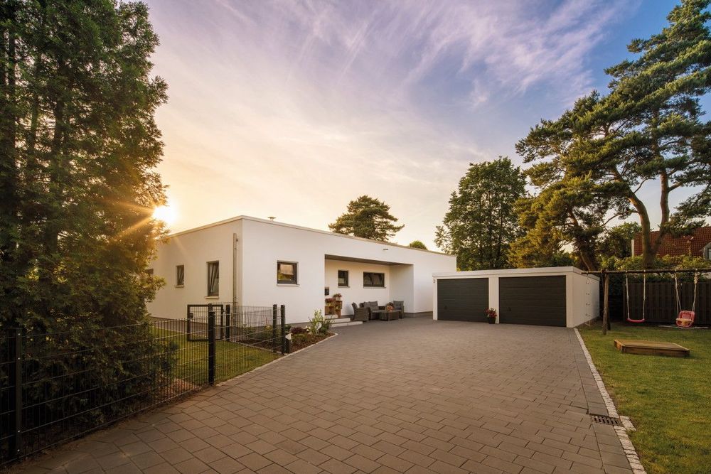 Moderner Bungalow mit Flachdach und Doppelgarage