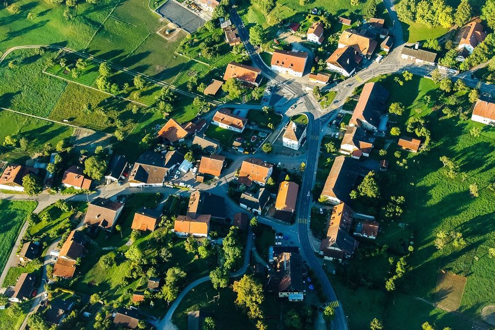 Luftansicht einer kleinen Siedlung