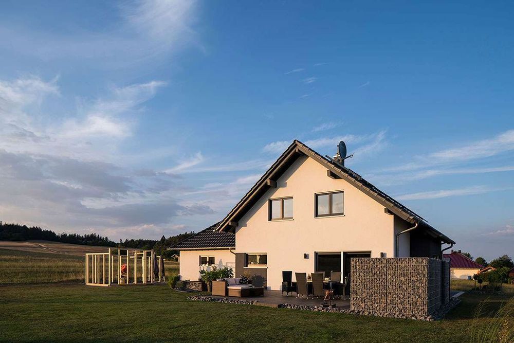 Modernes Einfamilienhaus mit Satteldach, Garten und Terrasse