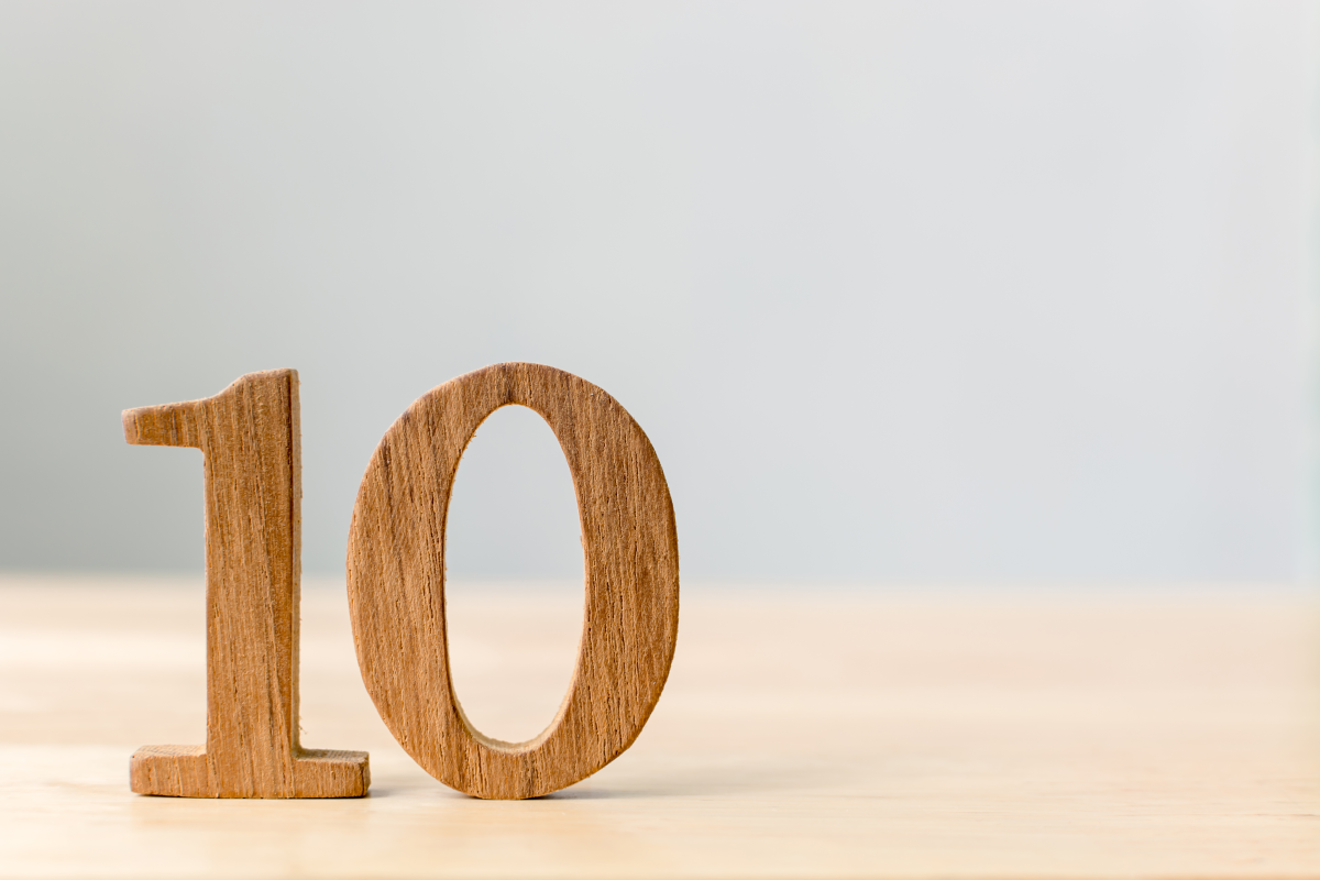 Nummer 10 aus Holz auf einem Holztisch