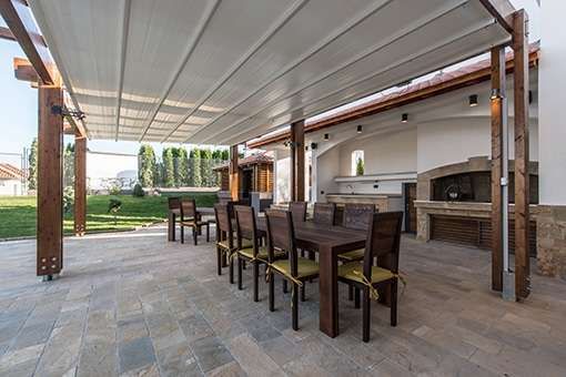 Moderne Pergola mit ausklappbaren Lamellen