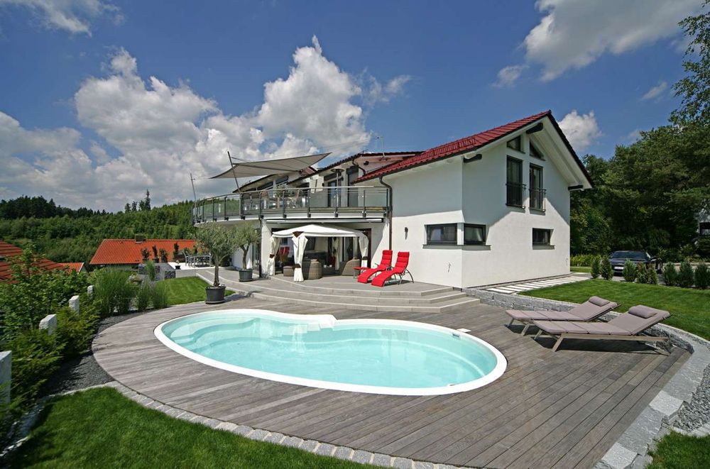 Modernes Einfamilienhaus mit Dachterrasse, fest eingebautem Pool und großer Sonnenterrasse aus Holz