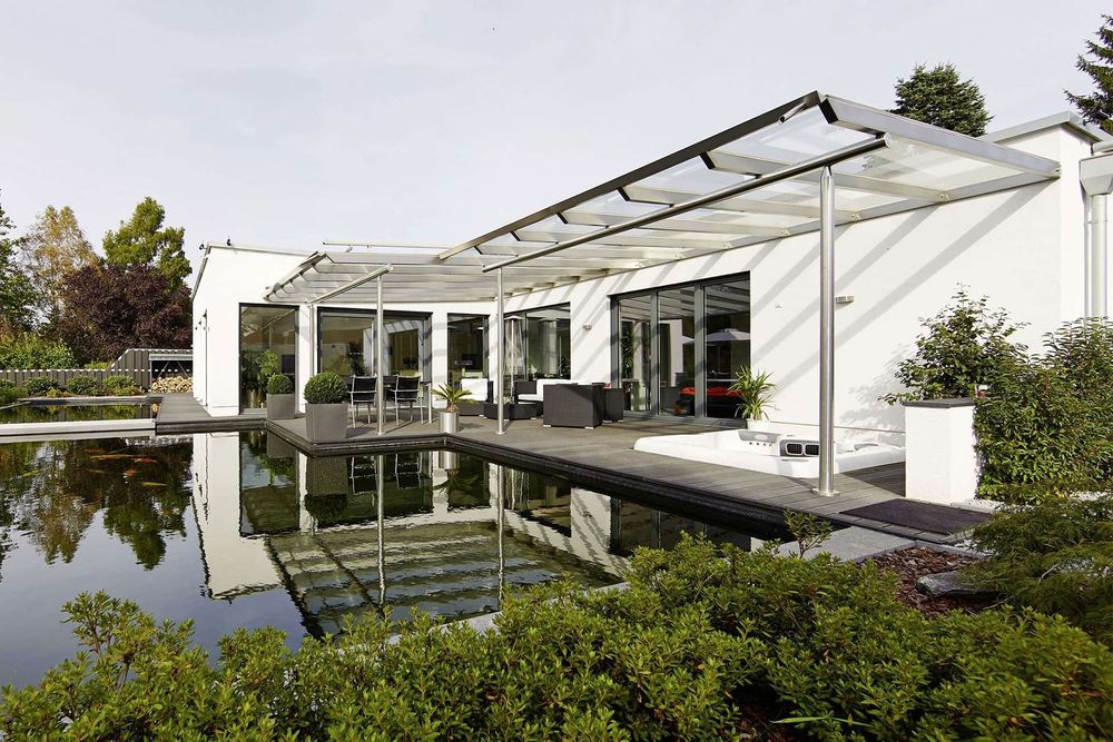 Kubischer Bungalow mit überdachter Sonnenterrasse und Pool