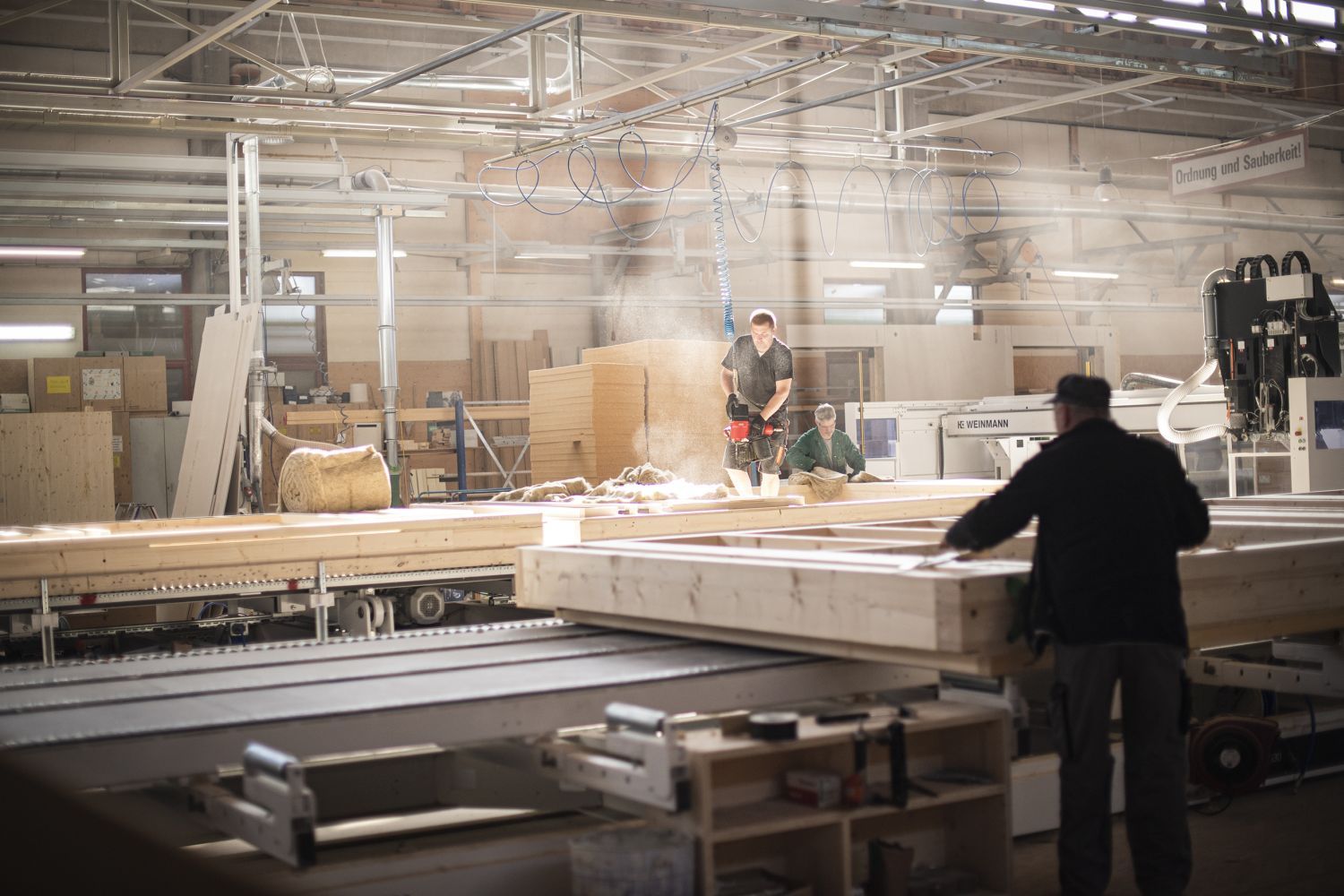 Produktion eines Fertighauses im Werk von Griffner