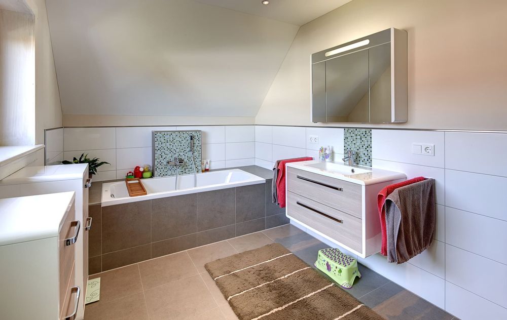 Modernes Kinderbadezimmer mit Badewanne und Waschbecken