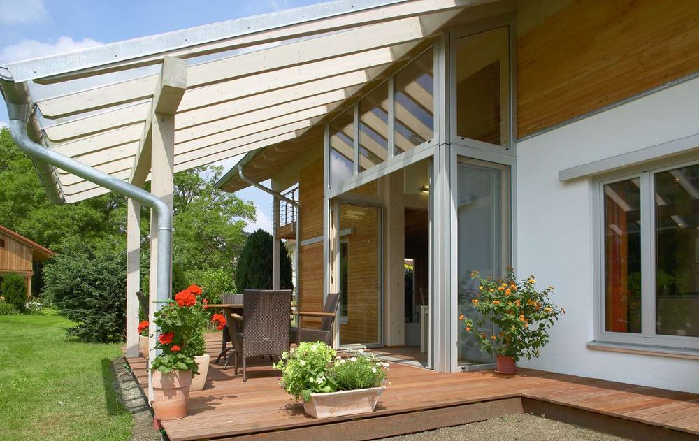 Gemütliche Terrasse mit Pergola
