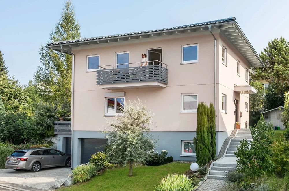 Moderne Stadtvilla in Hanglage mit Garage und Garten