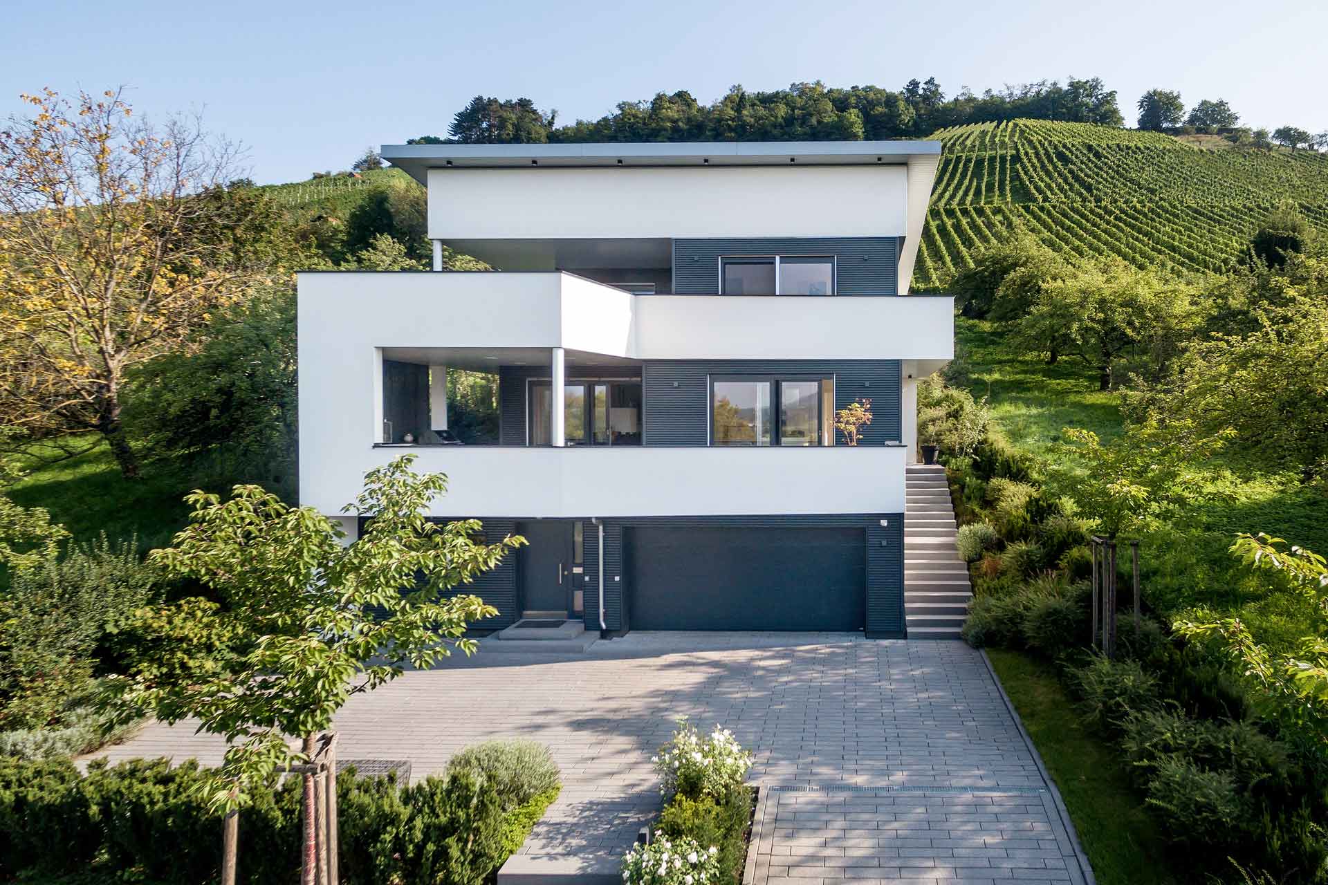 Moderne Villa in Fertigbauweise mit Garage und Dachterrasse
