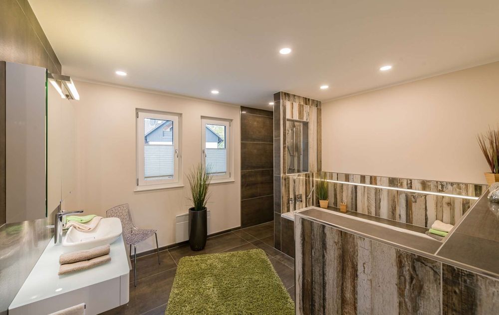 Badezimmer mit dunklen Fließen in Holzoptik