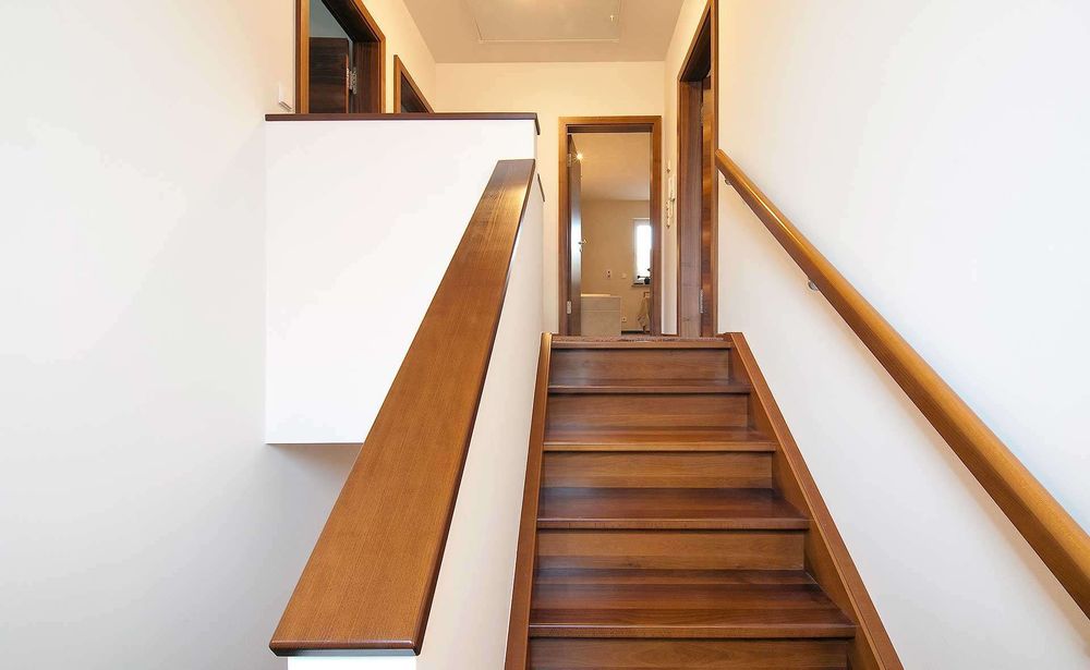 Holztreppe mit Blick in den Flur im Obergeschoss