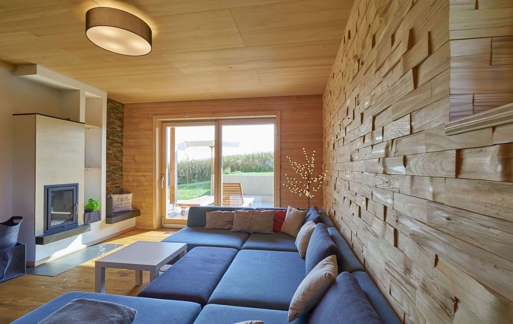 Wohnzimmer mit rustikaler und "sanfter" Holzverkleidung