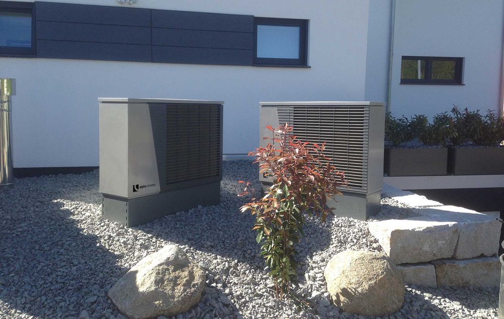 Außenstehende Wärmepumpe von alpha innotec