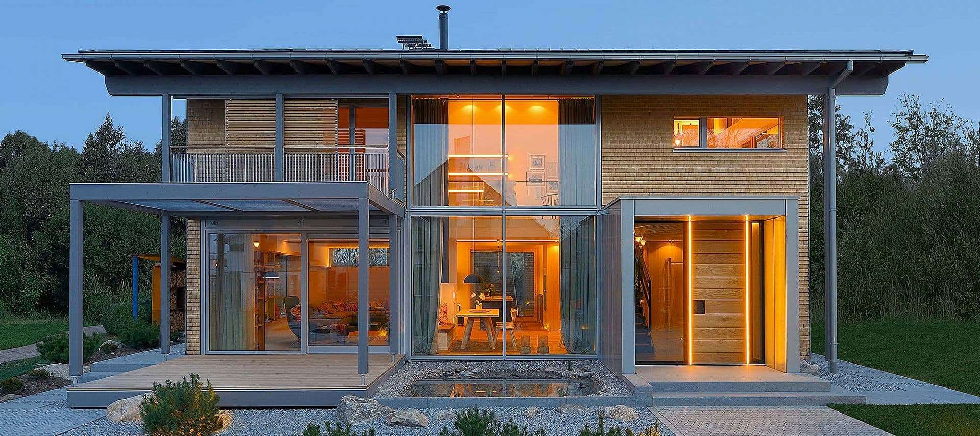 Designholzhaus in abendlicher Beleuchtung