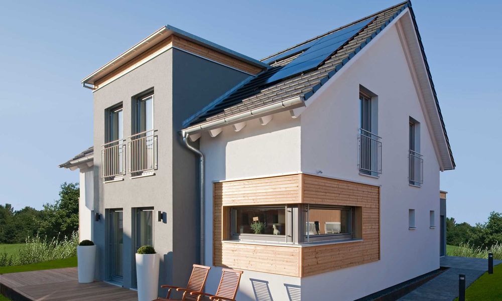 Modernes Fertighaus mit Satteldach, Zwerchhaus und Terrasse