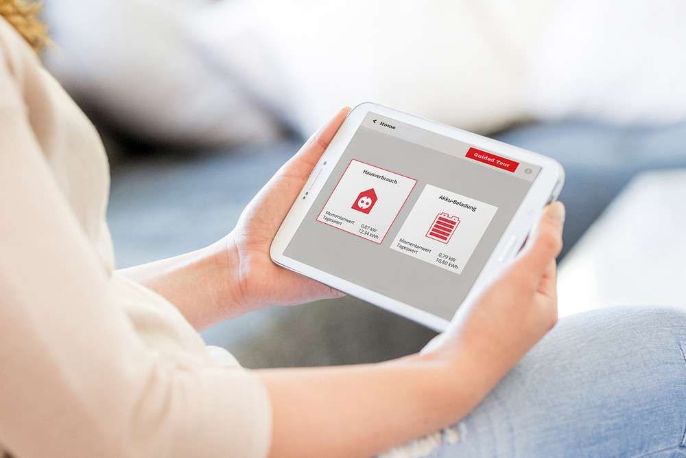 Smart Home Systeme im modernen Zuhause ermöglichen heute eine intelligente Vernetzung von Stromerzeugung und dessen Nutzung.