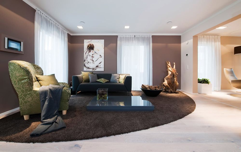 Gemütliches Wohnzimmer mit hellem Holzboden und dunklem Teppich