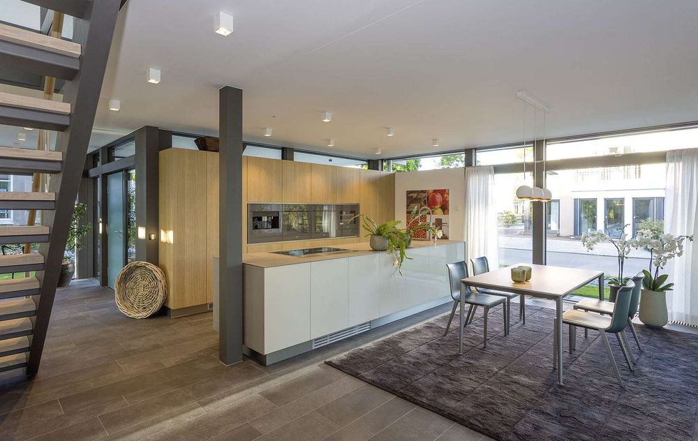 Offene Küche und Essbereich mit Holzparkett und dunklem Teppich
